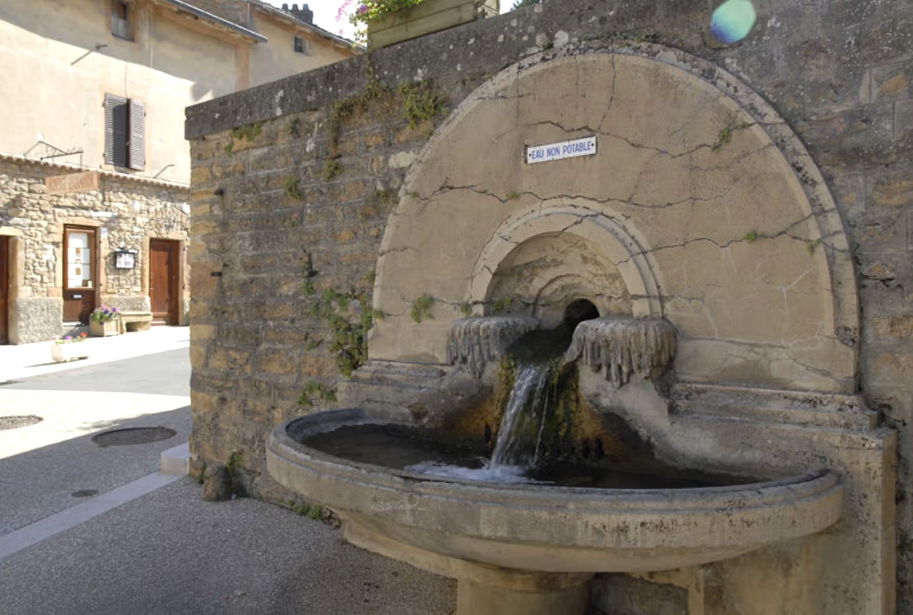 La fontaine du village en pierre dorée