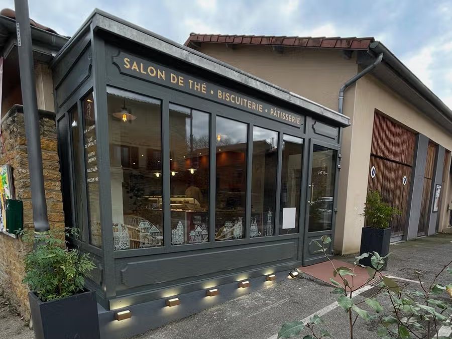 La place du village en fin de matinée