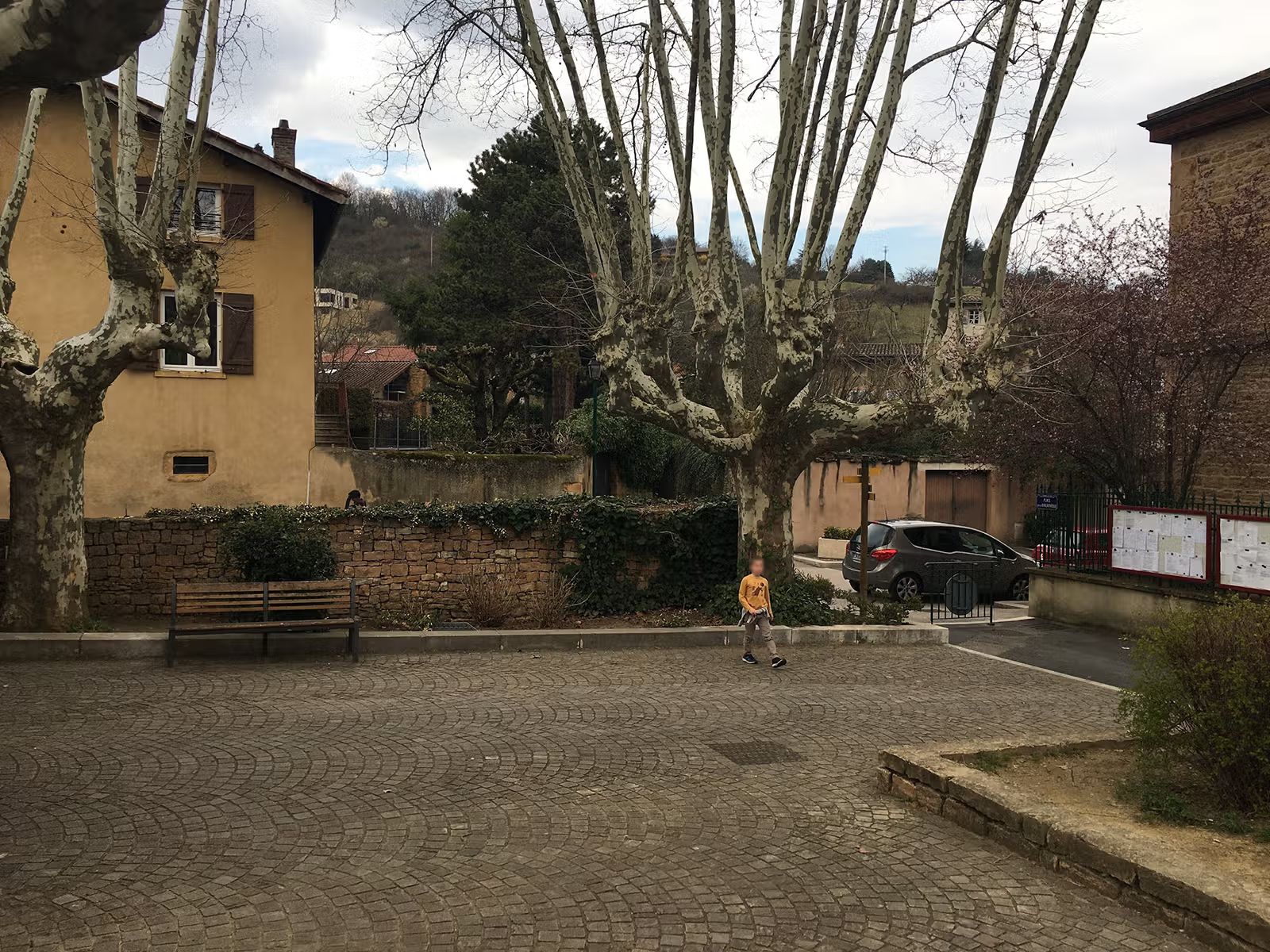La place de la bibliothèque en fin d'après-midi