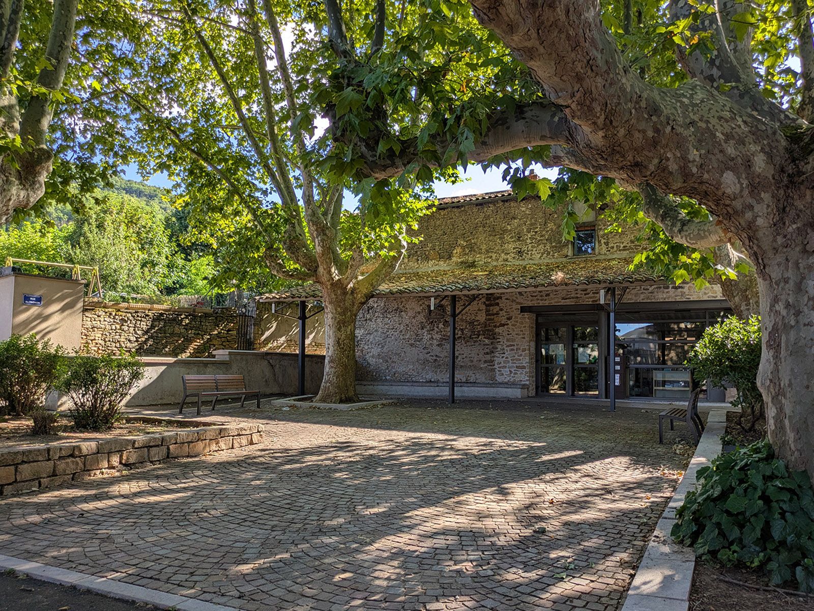 La place de la bibliothèque en fin d'après-midi